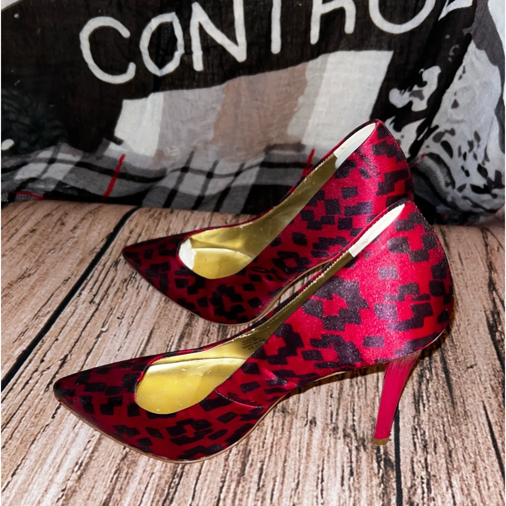 Guess by Marciano High Heels black & red animal like pattern ,pointed toe,size 7